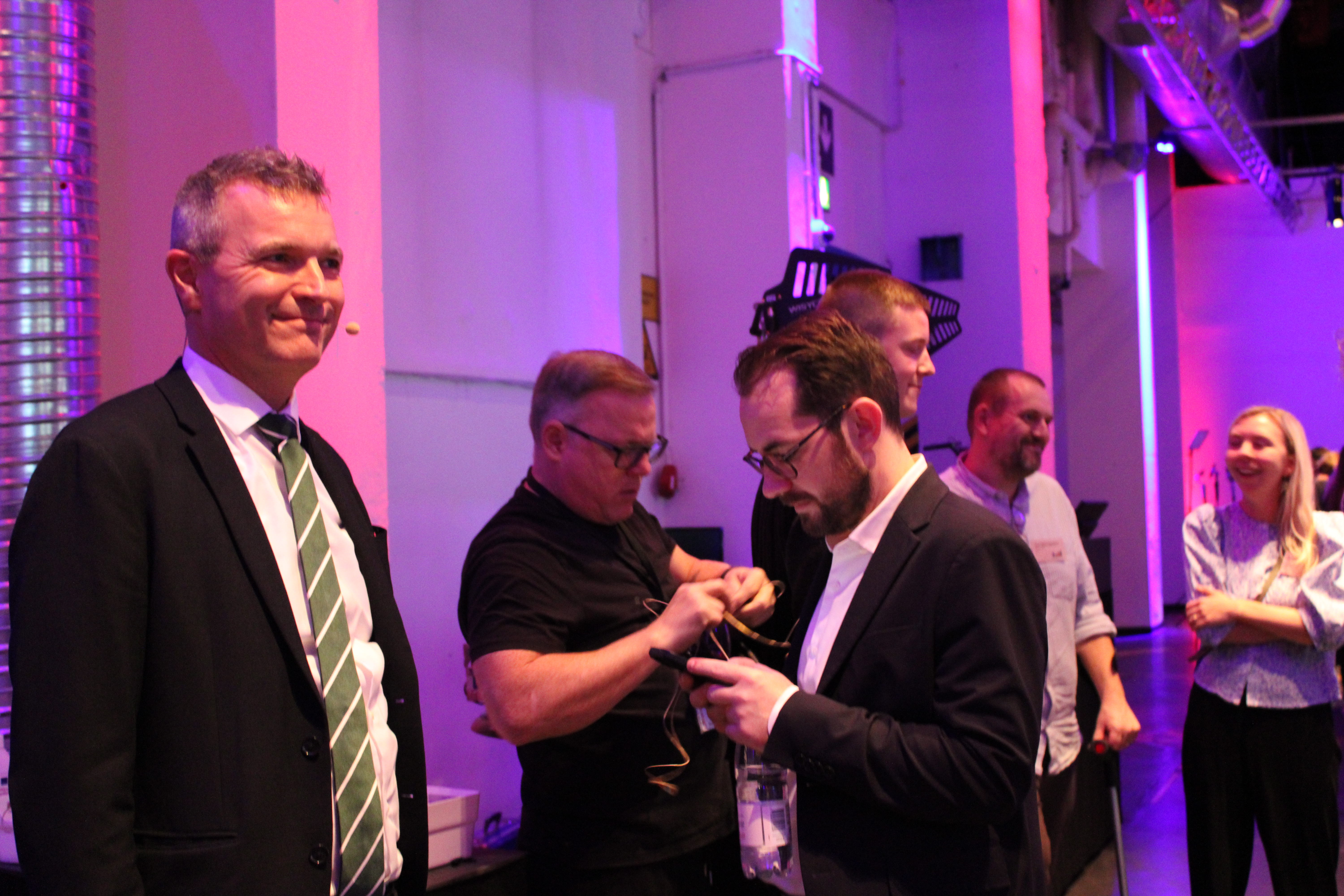 Jakob Næsager (K), Alexander Ryle (LA) og Mikkel Bjørn (DF) får styr på headset, inden det går løs.