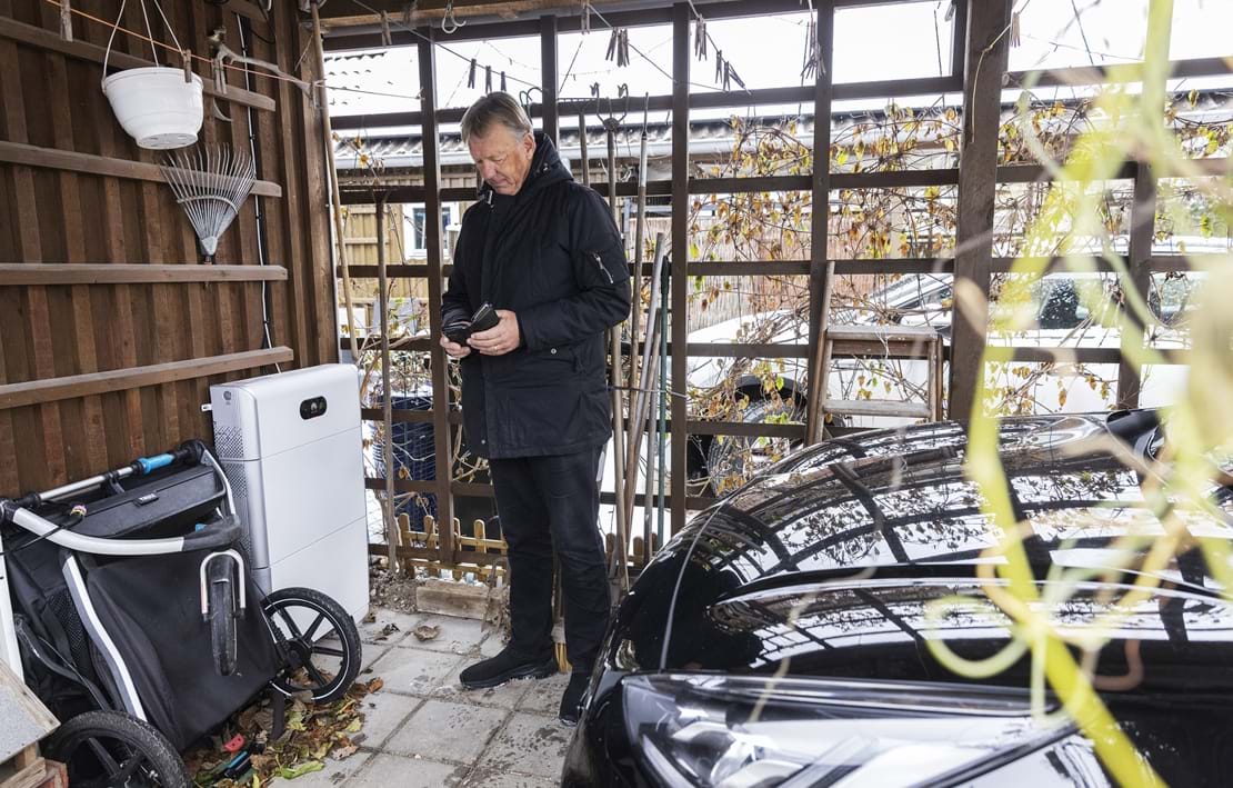 Formand Lars Velbæk holder styr på kilowatt-timerne og sit forbrug via mobiltelefonen. 