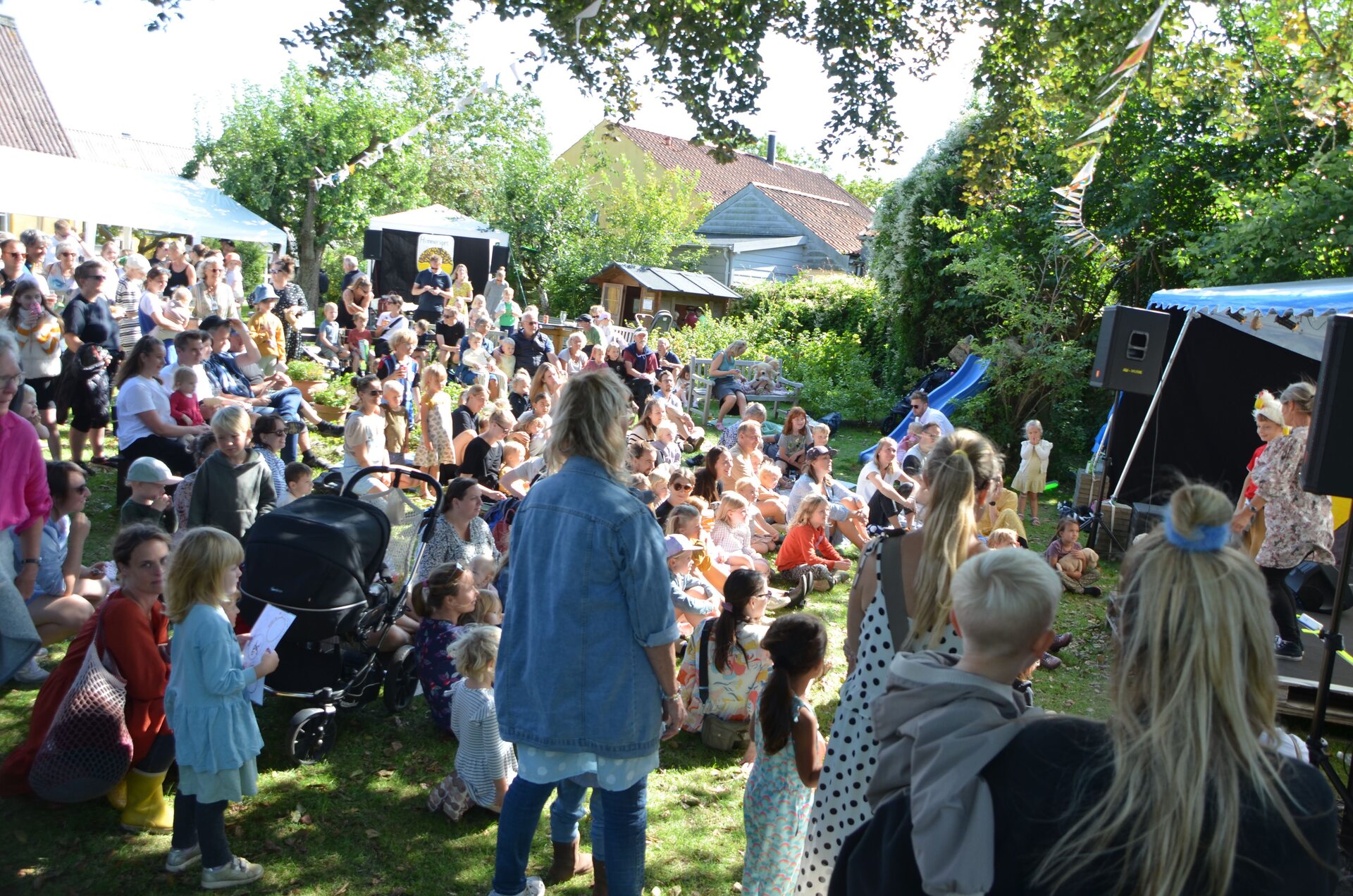 Mennesker foran scenen i haven