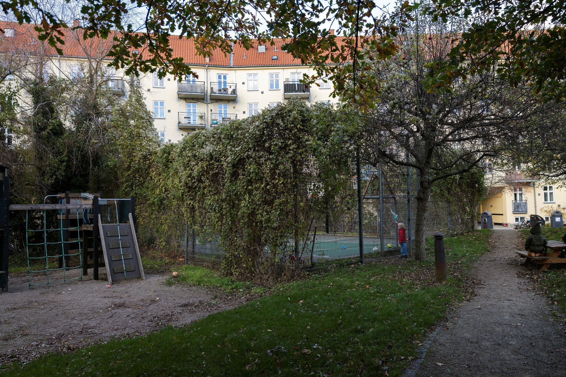 A/B Borup Plads har lagt mange timer i deres gårdmiljø, som både er et grønt åndehul og giver plads til motion og bevægelse.