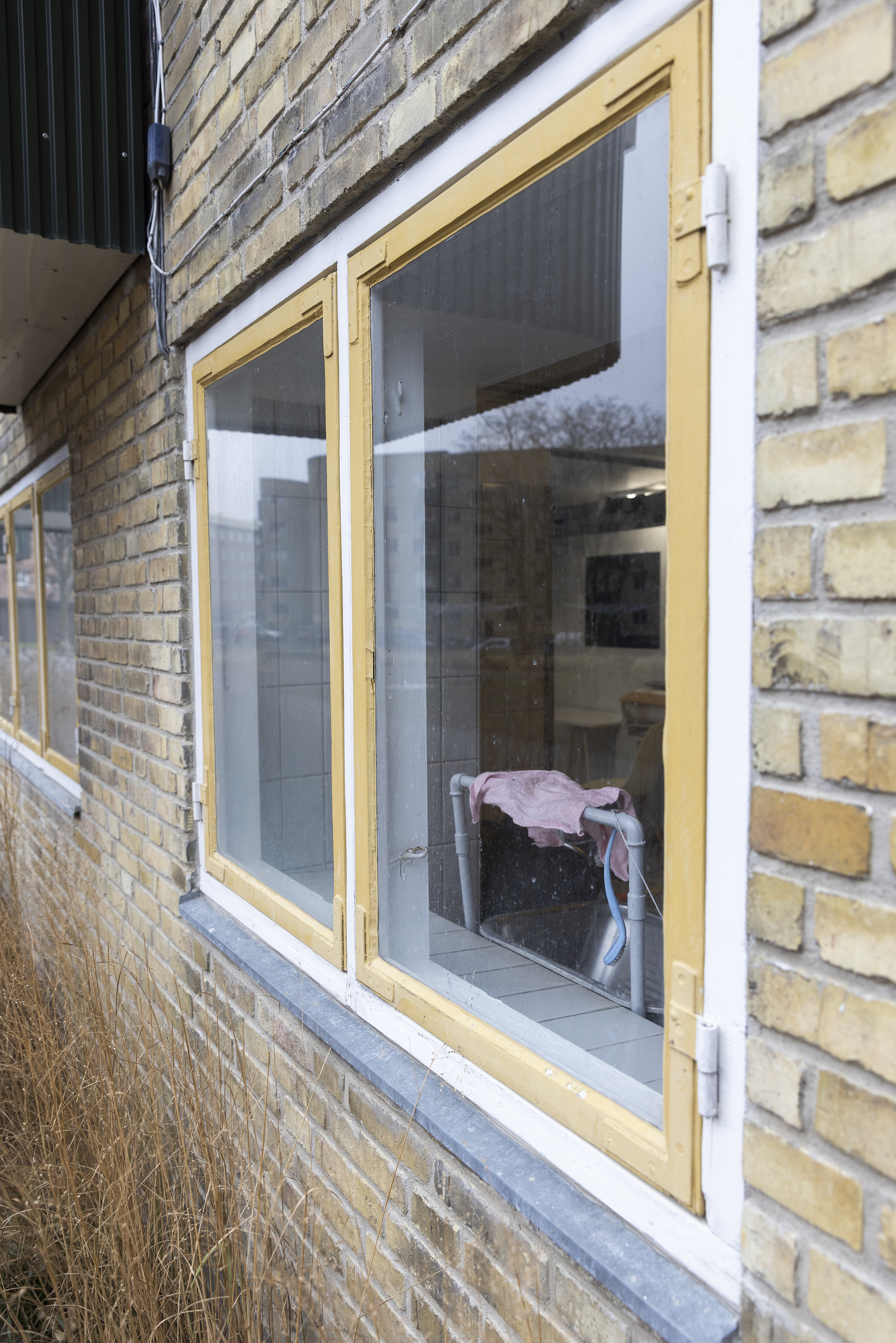 Gamle vinduer er genbrugt i kælderen.