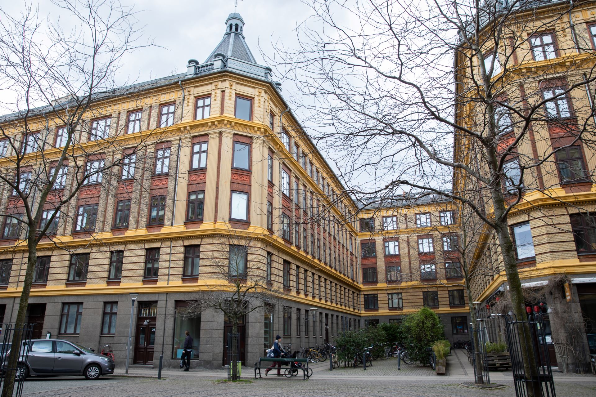 Ejendommen er fra 1893 og er tegnet af arkitekt Oscar Kramp.