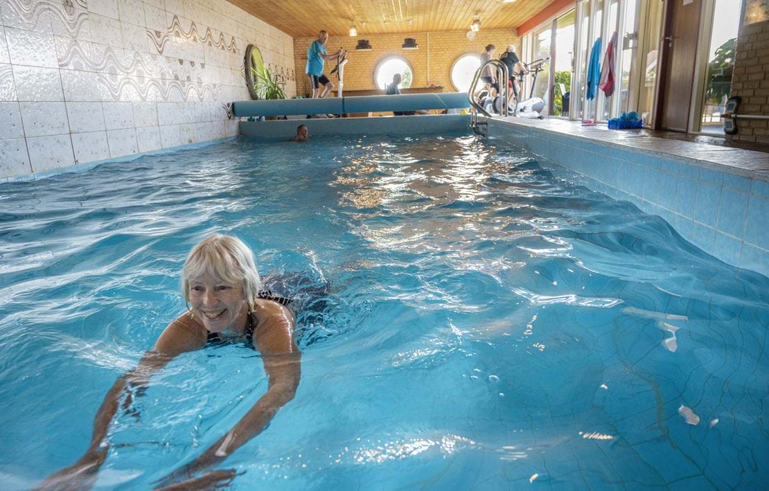 Kirsten Christensen nyder en svømmetur i poolen, der også er for kuldskære personer. Vandtemperaturen er 26 grader.