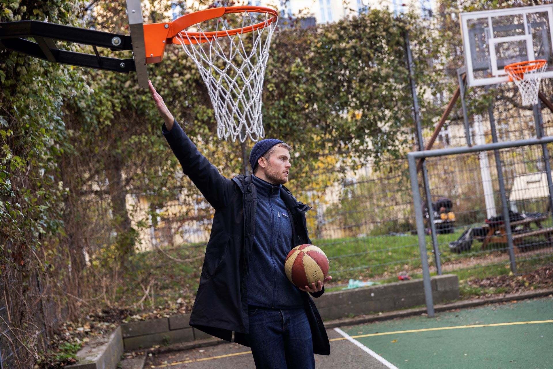 A/B Borups Plads har nu tre basketballkurve. Den ene kurv er en hæve-sænke-kurv, så også børn kan være med.