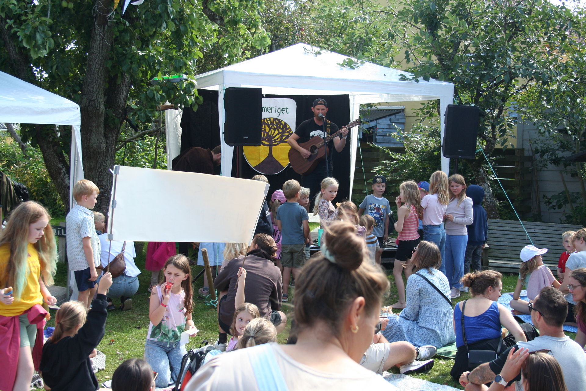 Lokale borgere kiggede forbi A/B Himmeriggården, som også havde musikalsk besøg fra naboforeningen A/B Væksthuset.