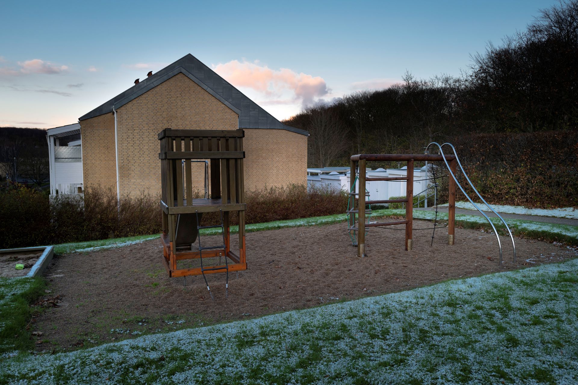 Legepladsen har fået nye legeredskaber til glæde for børn i naboområdet og for at tiltrække børnefamilier til foreningen.