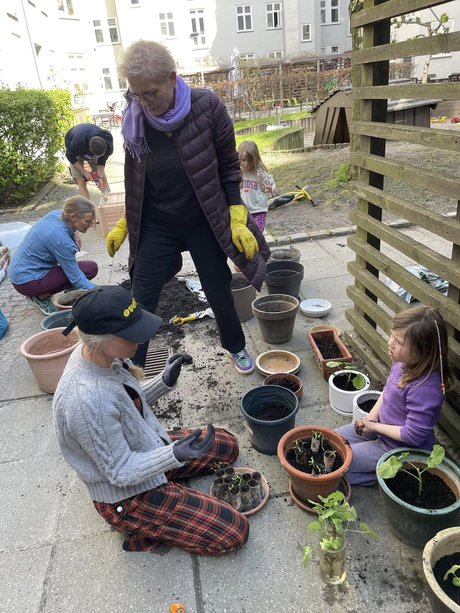Alle aldersgrupper hjælper hinanden med at forgrønne den fælles gård.