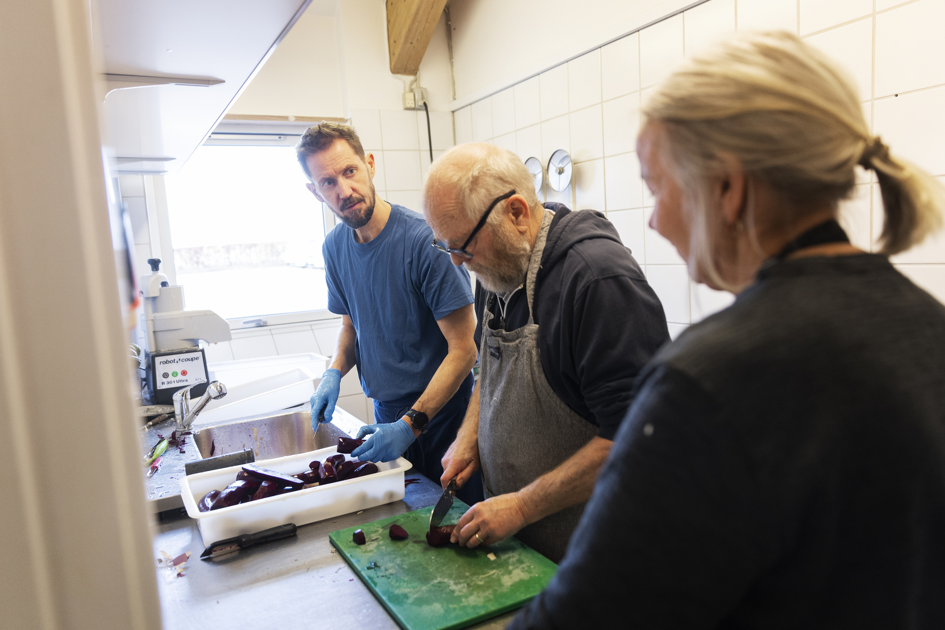 Andelshaverne skiftes til at lave mad i det store industrikøkken.