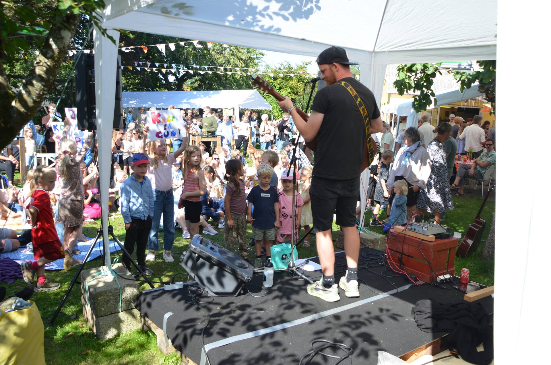 Børnene havde også en fest og dansede med til de lokale bands, som optrådte på festivalen.
