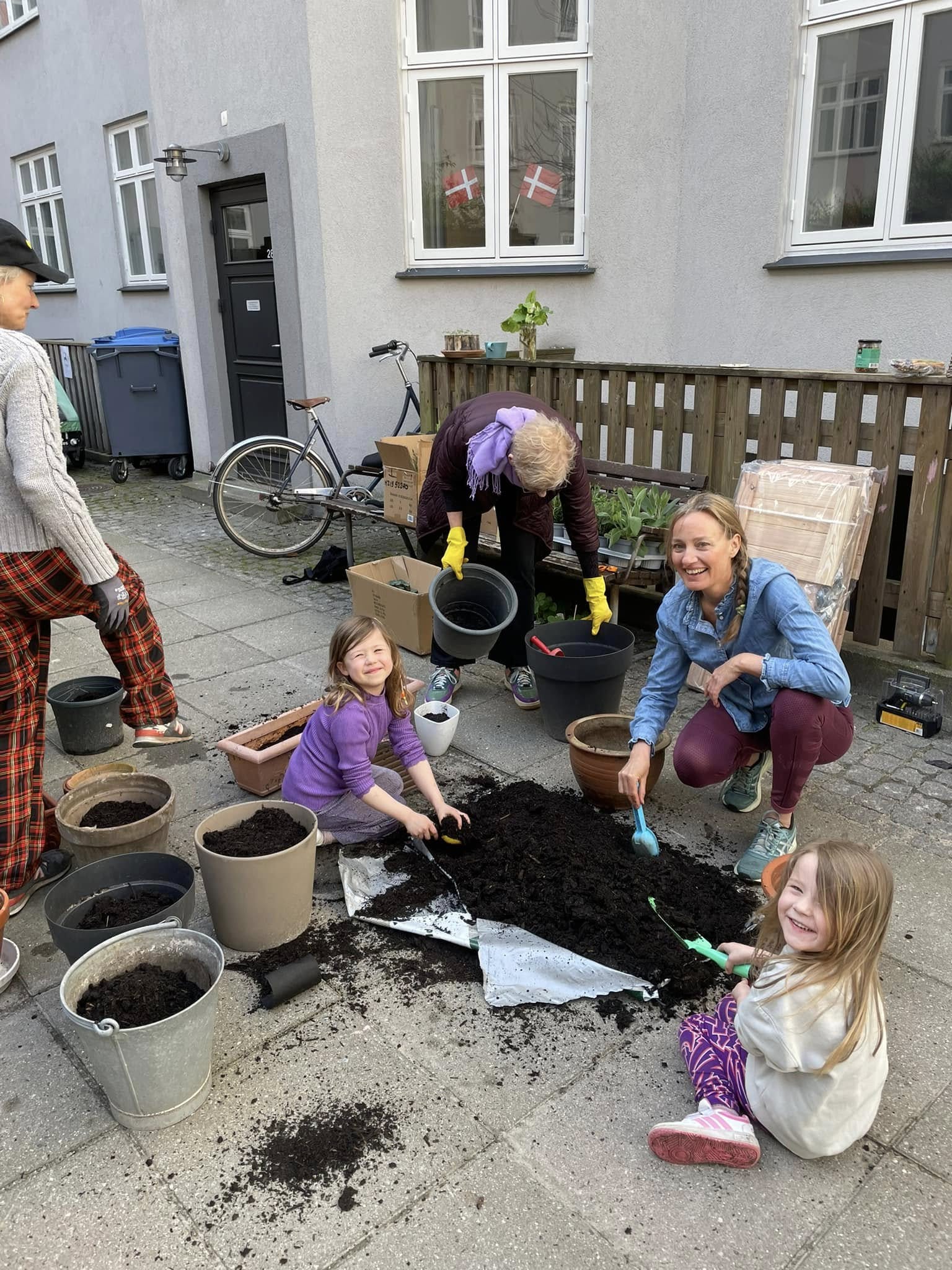 Ingen plantedag uden jord under neglene.