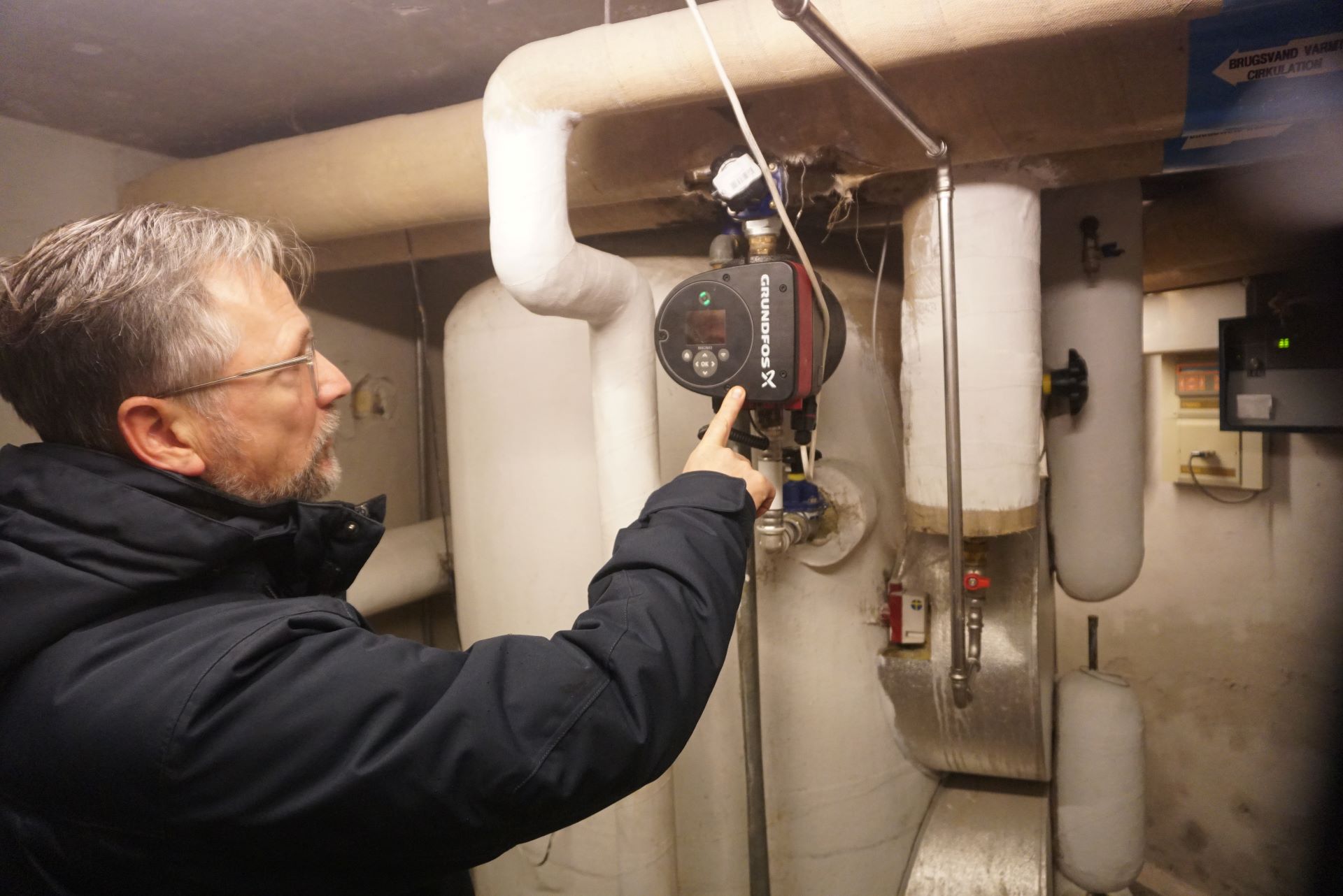 Andelshaver og varmemester Claus Buhl Nielsen i foreningens opdaterede varmecentral.