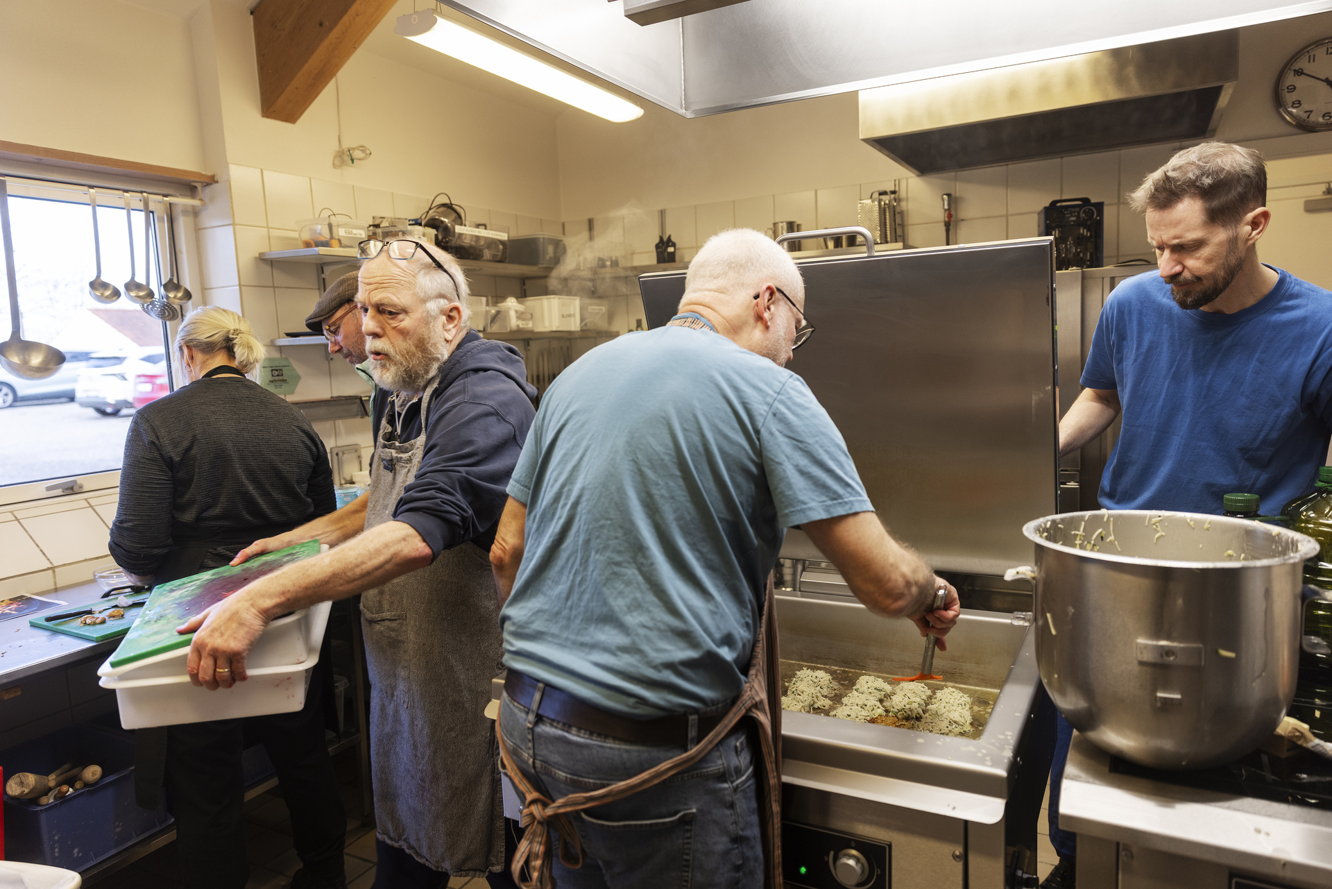 Flere generationer i samme bofællesskab. Fællesspisningen er en stor hjælp til børnefamilierne, som får mere tid til hinanden.
