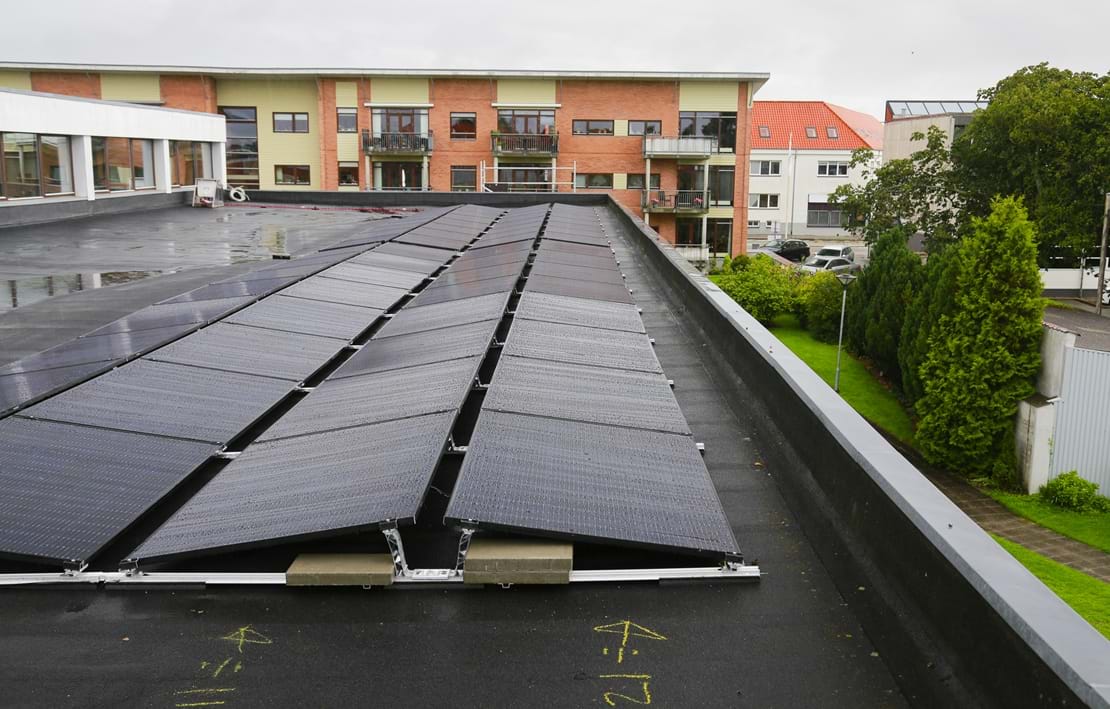 Brynhildsparken har investeret i et solcelleanlæg, der på sigt kan kobles til batterier. Se video om solcelleanlægget.