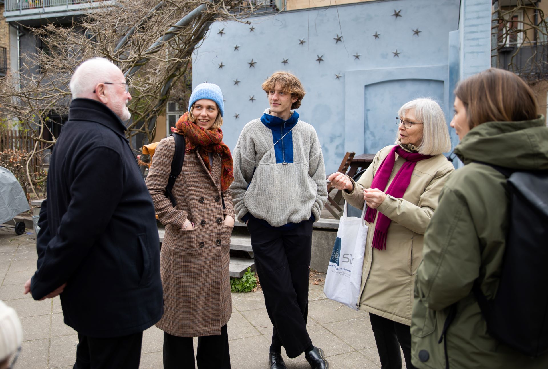 Både unge og gamle lagde vejen forbi den første rundvisning. Hen over sommeren kan du hoppe med på en rundvisning.