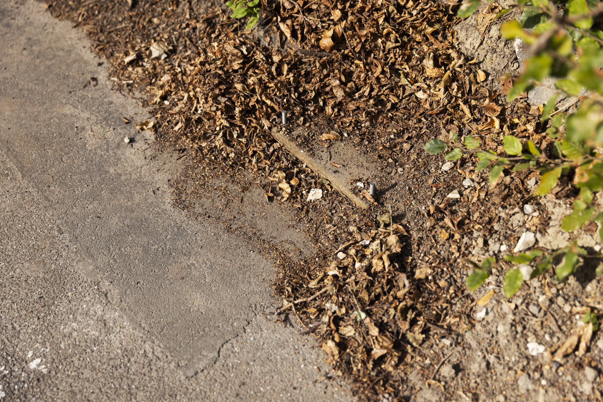 P-pladsen er klar til fremtidens elbiler og her anes én af de to ladestanderpladser, som venter på at komme i brug.