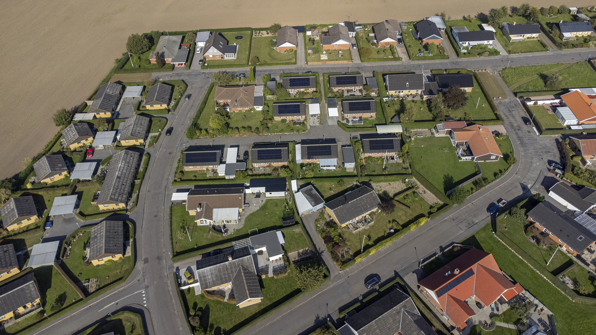 A/B Pilegårdsparkens solcelleanlæg er blandt de første i lokal¬området til at udnytte solens stråler til energiproduktion.