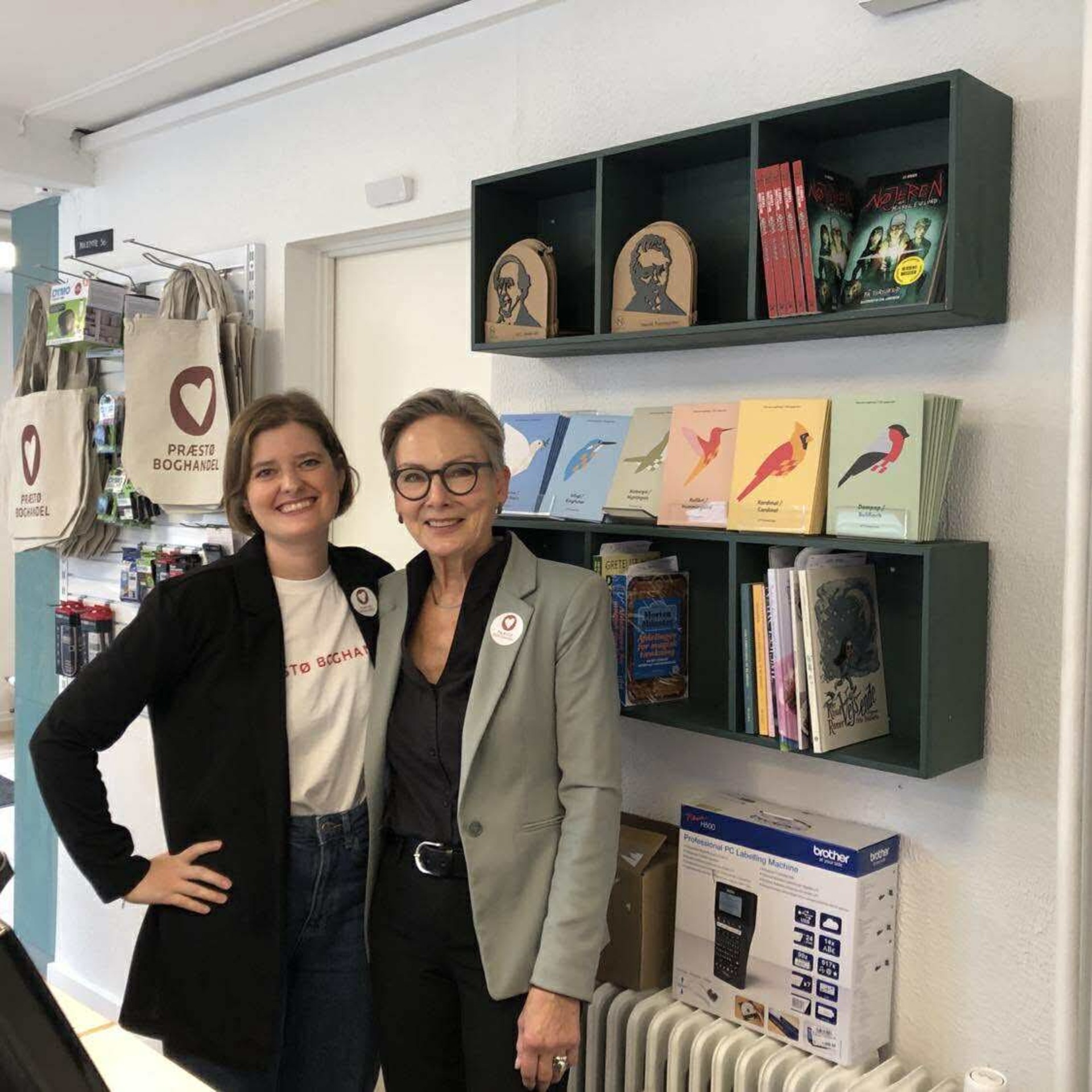 Mette Simonsen, boghandler og Marianne Rasmussen, frivillig, servicerer store og små i den nyåbnede boghandel.