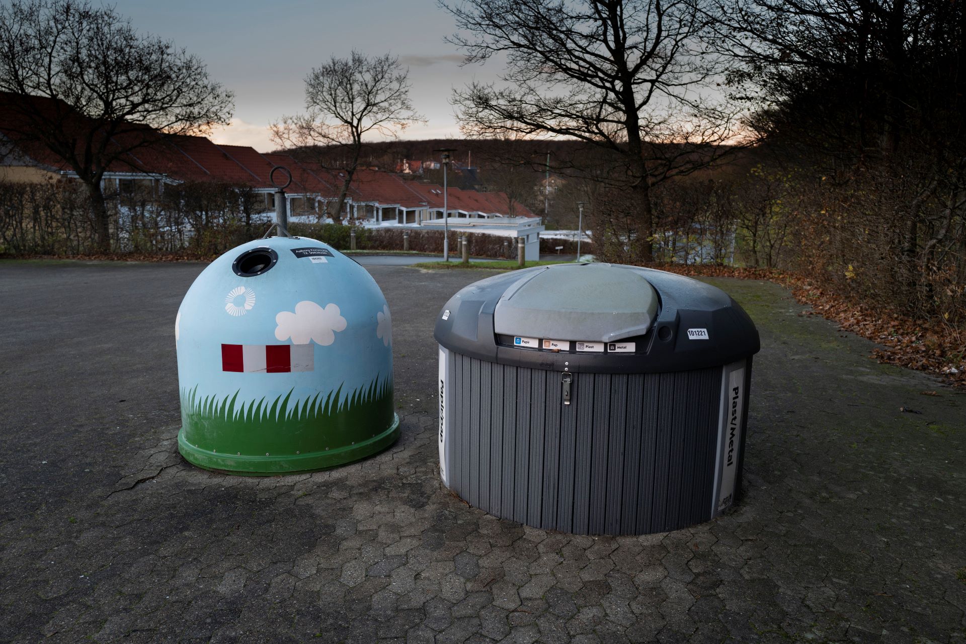Farver lyser op på foreningens grå affaldsbeholdere, som ellers kan være svære at se fikse ud.