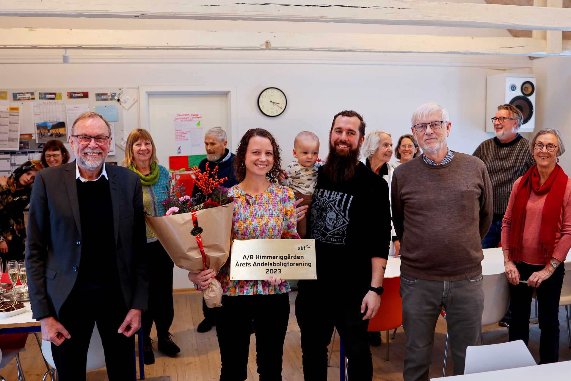 Cæcilie, Jens og deres lille dreng sammen med glade og stolte naboer og ABF-repræsentanter.