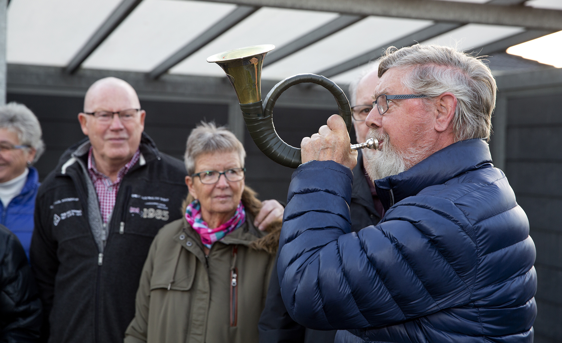 En andelshaver spiller på jagthorn