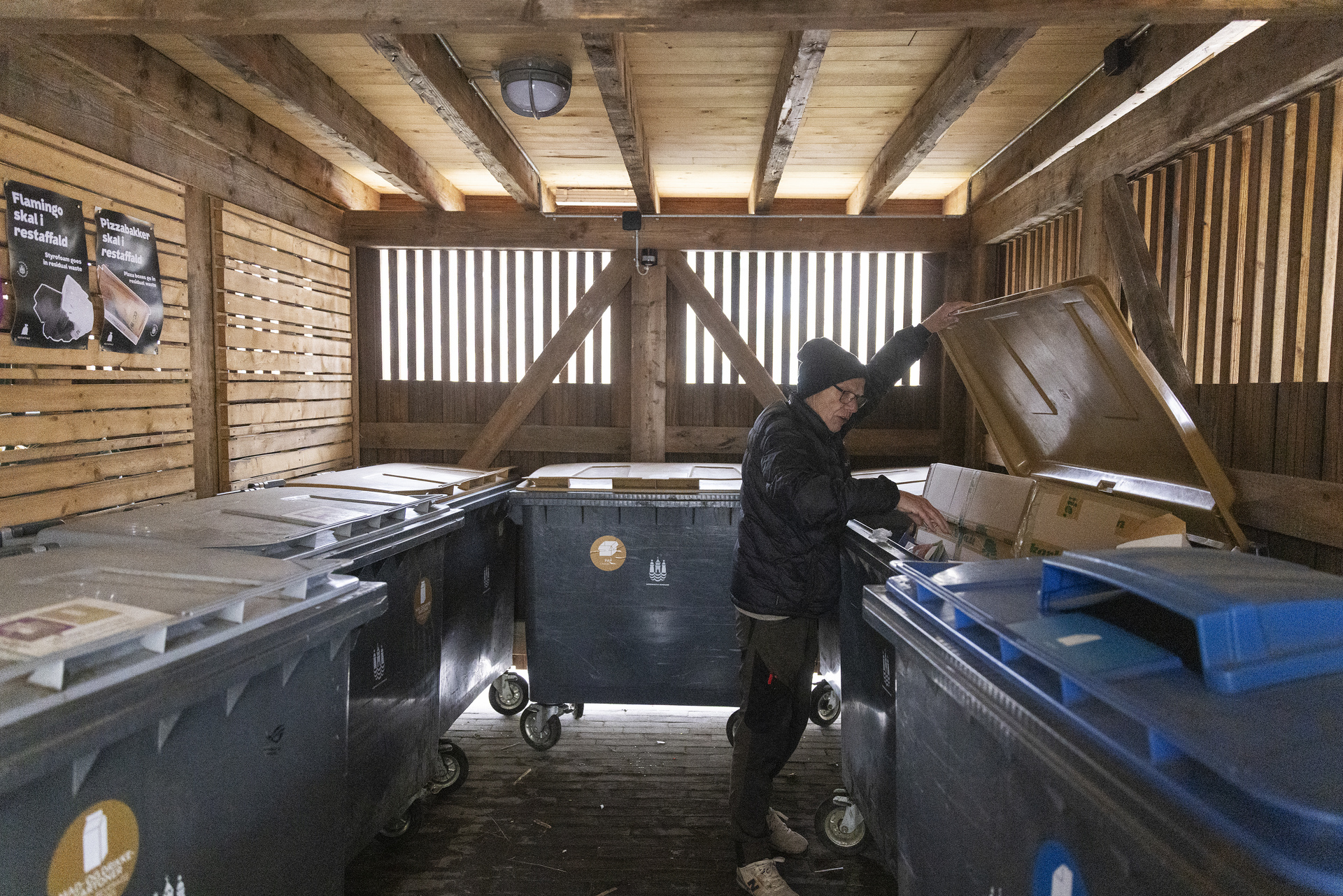 Skraldeskuret er også af genbrugstræ og bygget af Næste.
