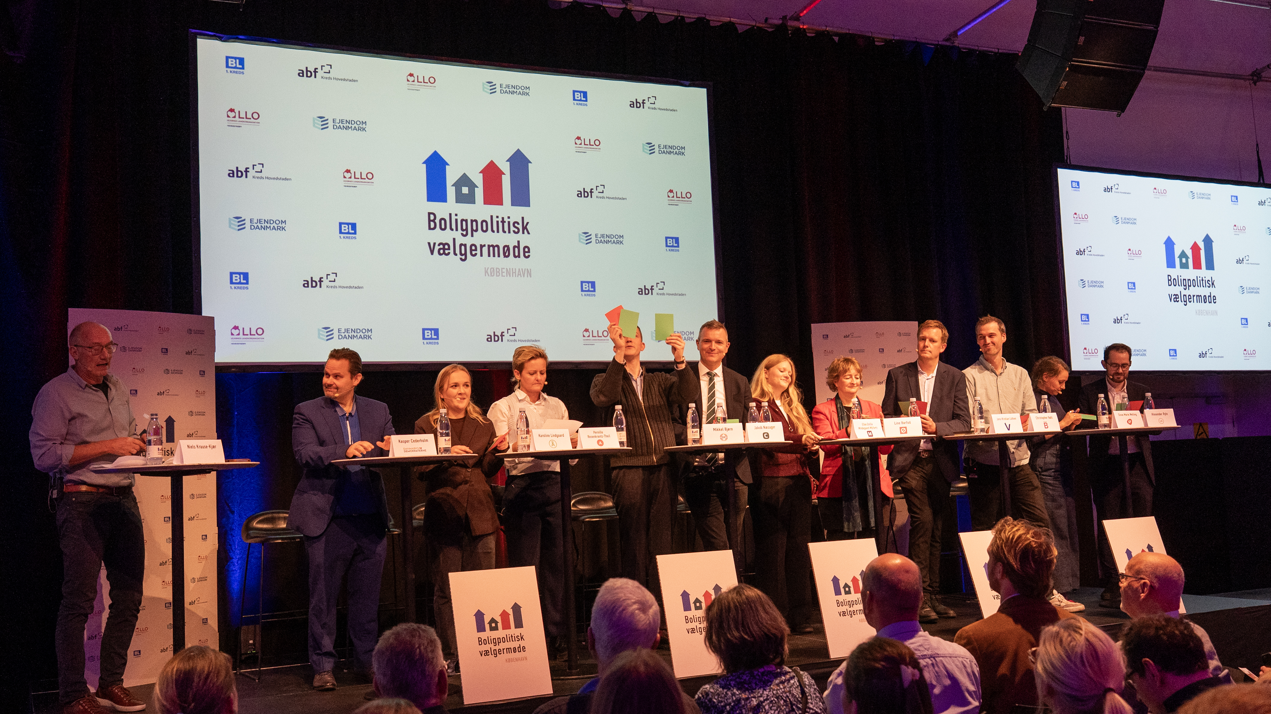 Alle 11 politikere fik udleveret en grøn og rød stemmeseddel til at markere, om de var enige eller uenige i et spørgsmål.