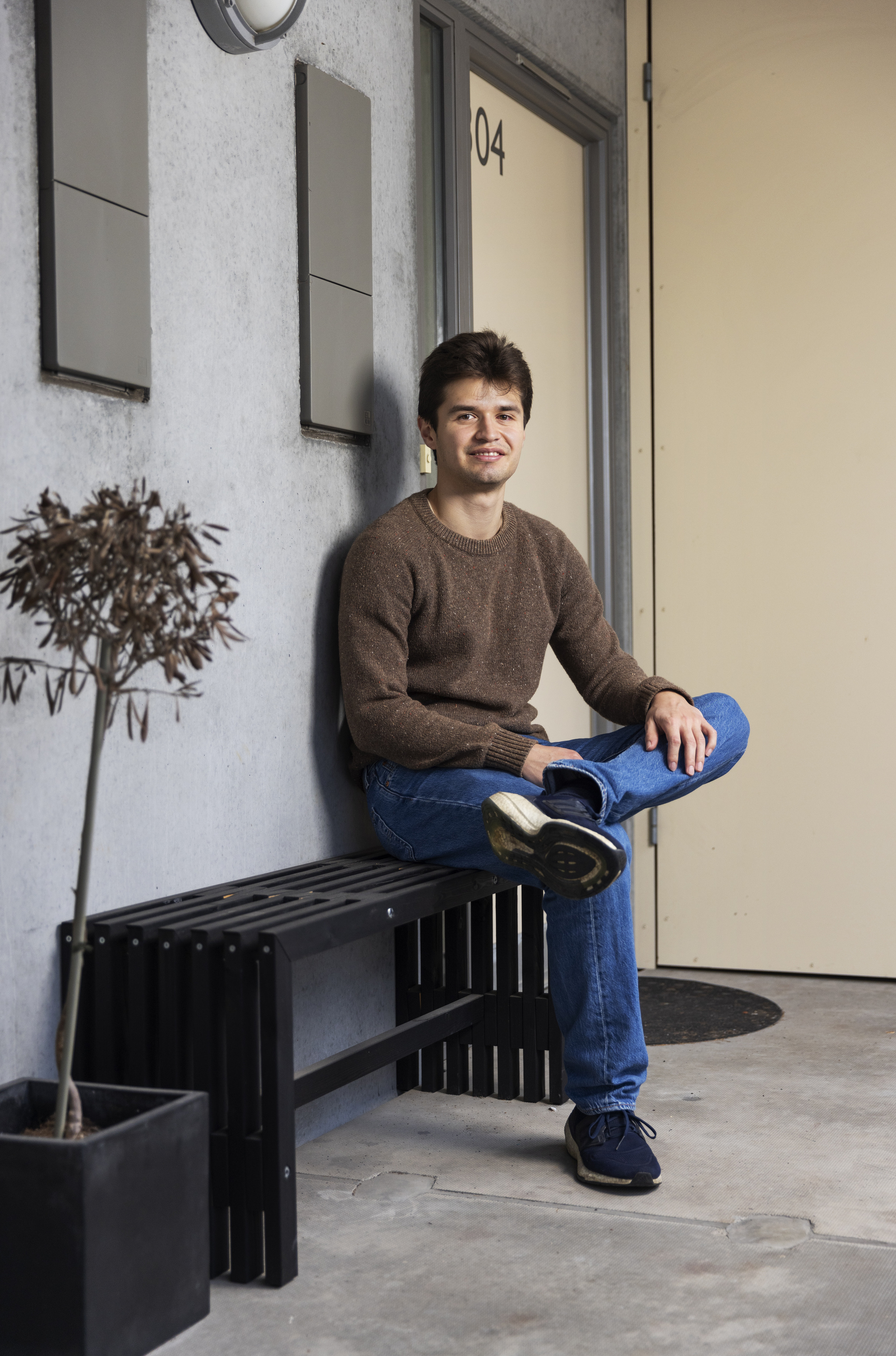 Andelskollegiet er opført i 2005 og fremstår i rå betonstil i modsætning til mange af de ældre ejendomme i kvarteret.