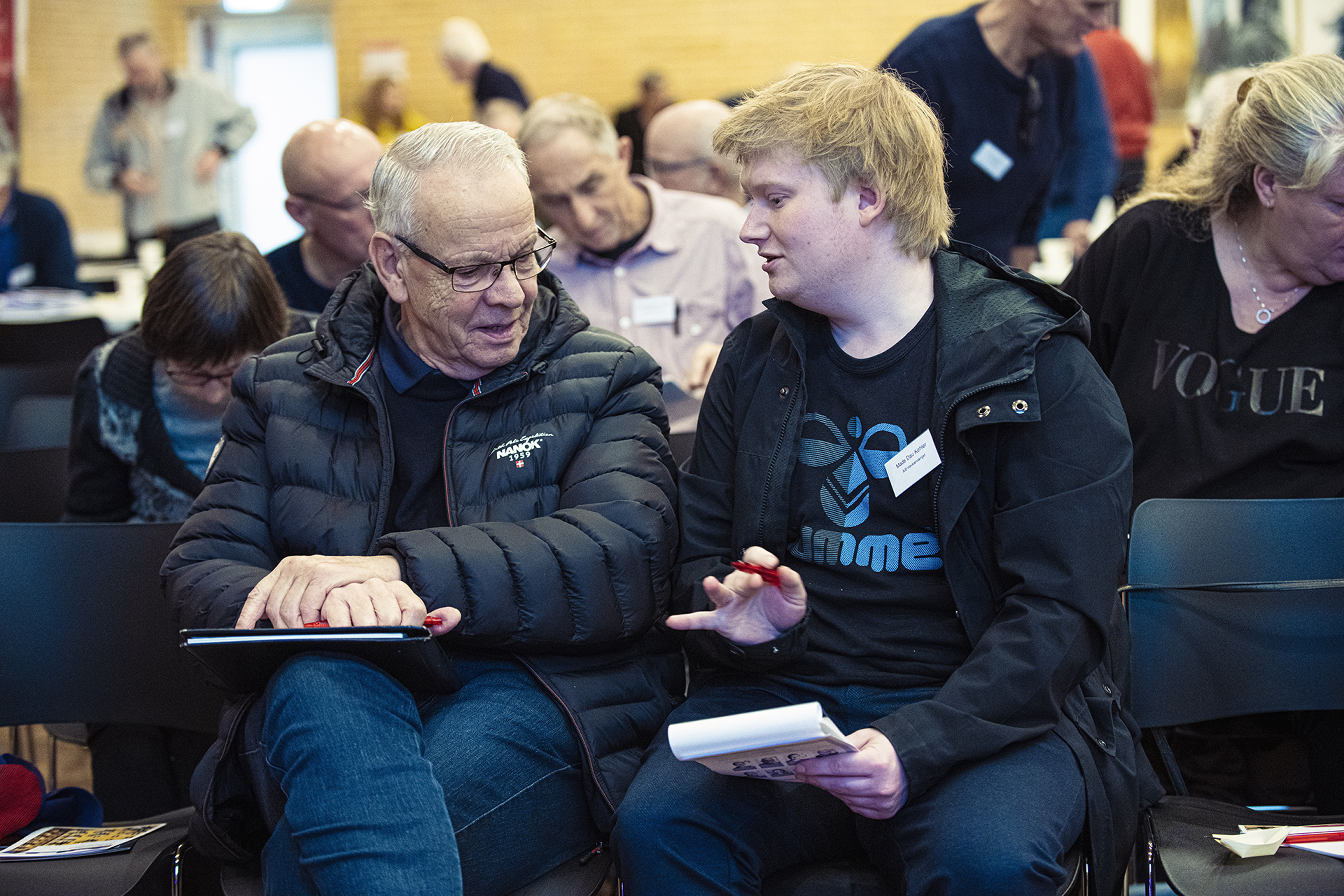 Mads Dau Køhler (th) fra A/B Havkærvænget i Tilst. Mads er Tesla-ejer og har 1½ km. til nærmeste lader.
