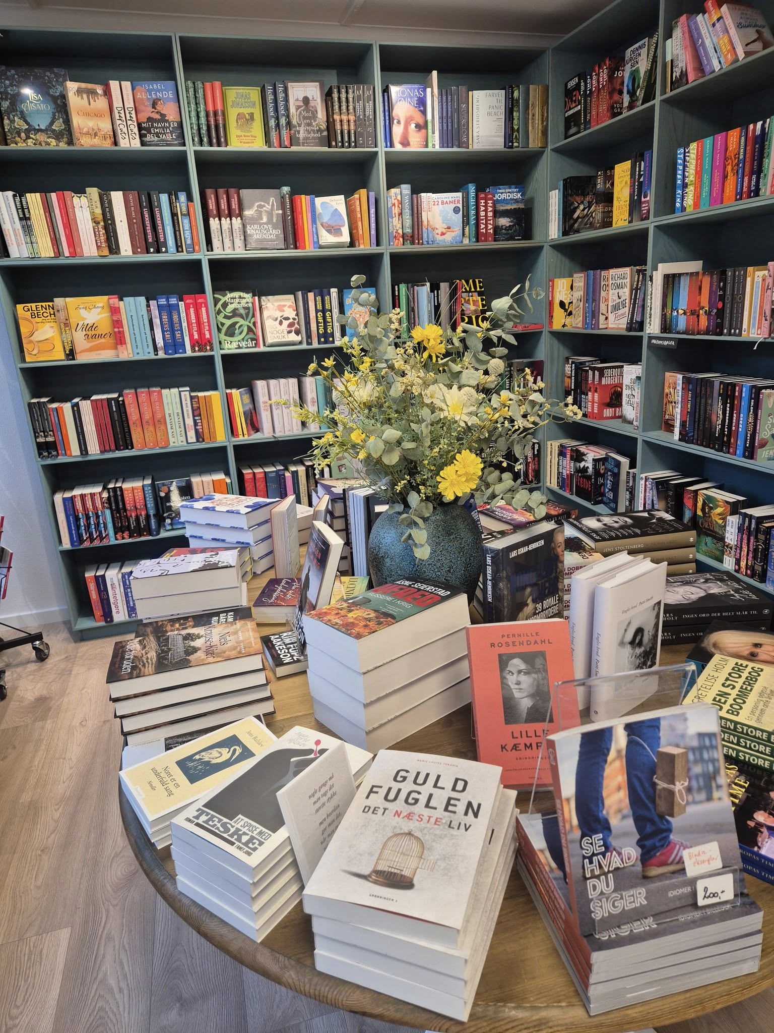 Den hyggelige boghandel efter åbning.