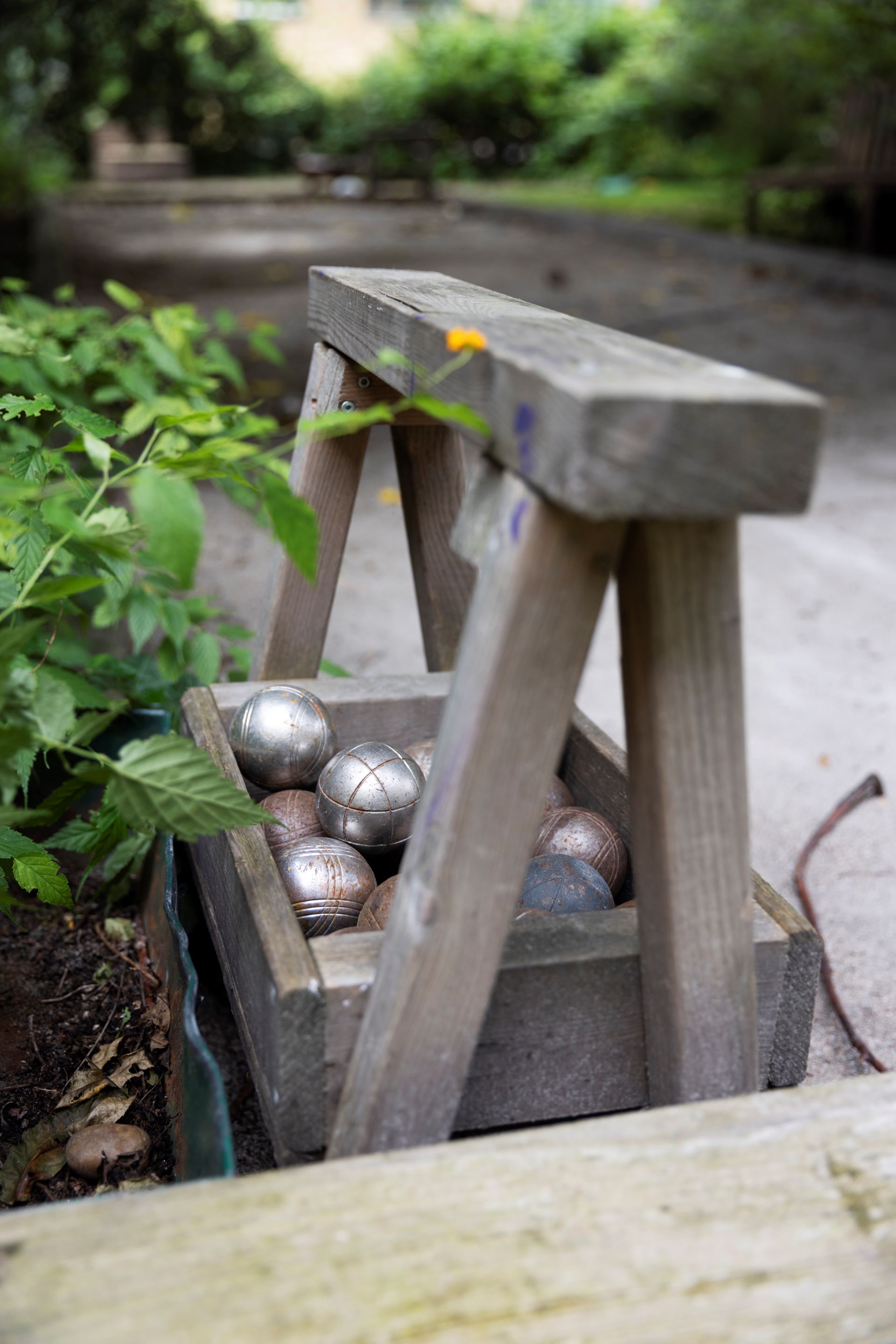 Gården bliver også brugt til petanque, når vejret tillader det.