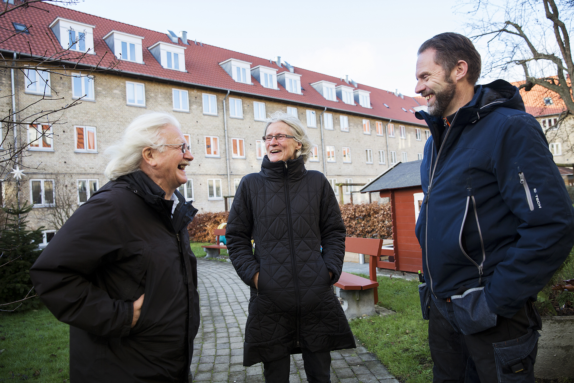 Bestyrelsesmedlemmer fra A/B Elleparken står i deres fælles gård