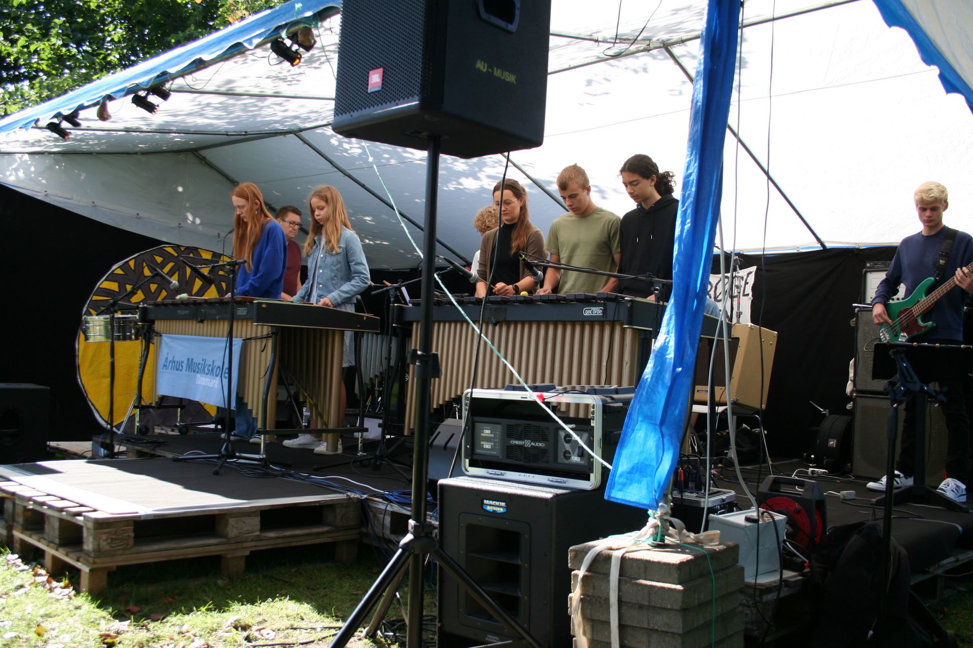Århus Musikskole kiggede også forbi og demonstrerede deres musikalske evner til stor glæde for de mange fremmødte.