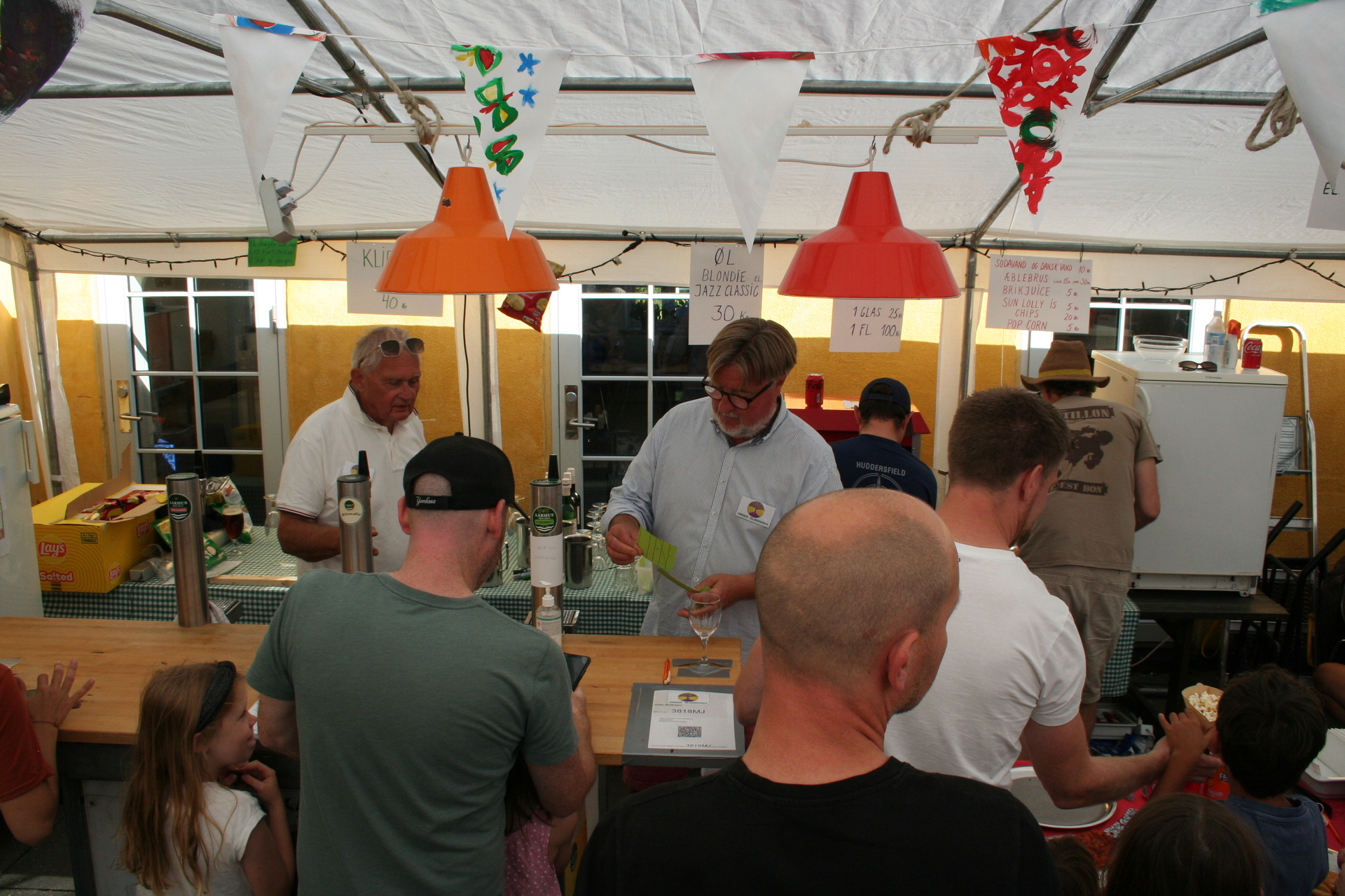 Baren var godt besøgt, og andelshaverne i A/B Himmeriggården havde travlt med at sørge for drikkevarer til alle.