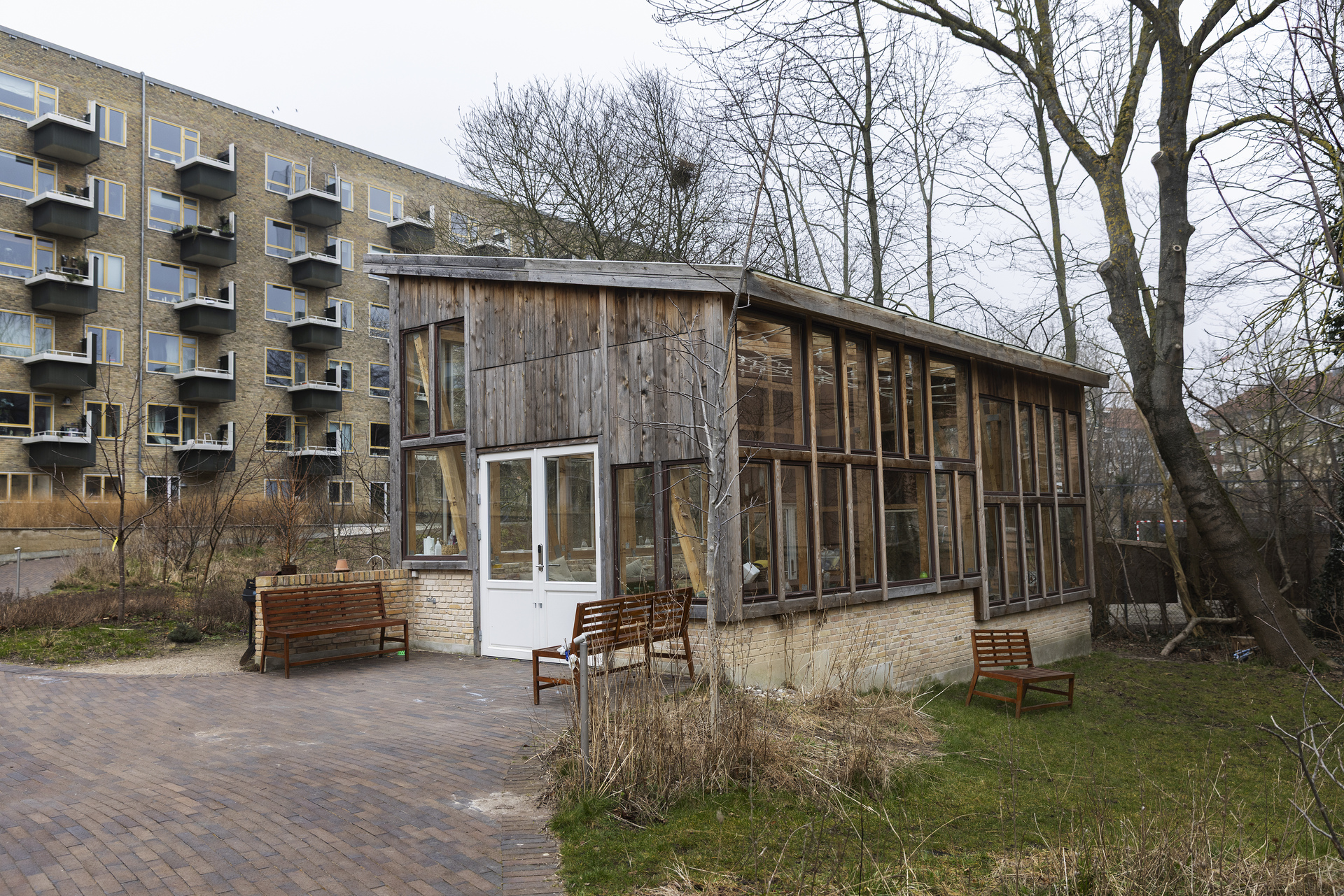 Orangeri med genbrugstræ- og mursten.